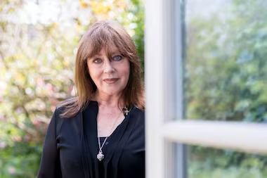 Lesley-Ann Jones cancela participação na Bienal do Livro de SP devido ao caos aéreo no Reino Unido Bienal do Livro de SP