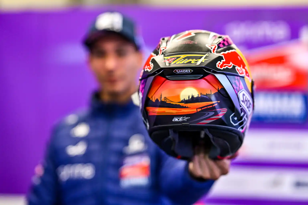 Fãs de MotoGP 26 criam capacete exclusivo que Toprak Razgatlıoğlu usará no GP da Áustria moto